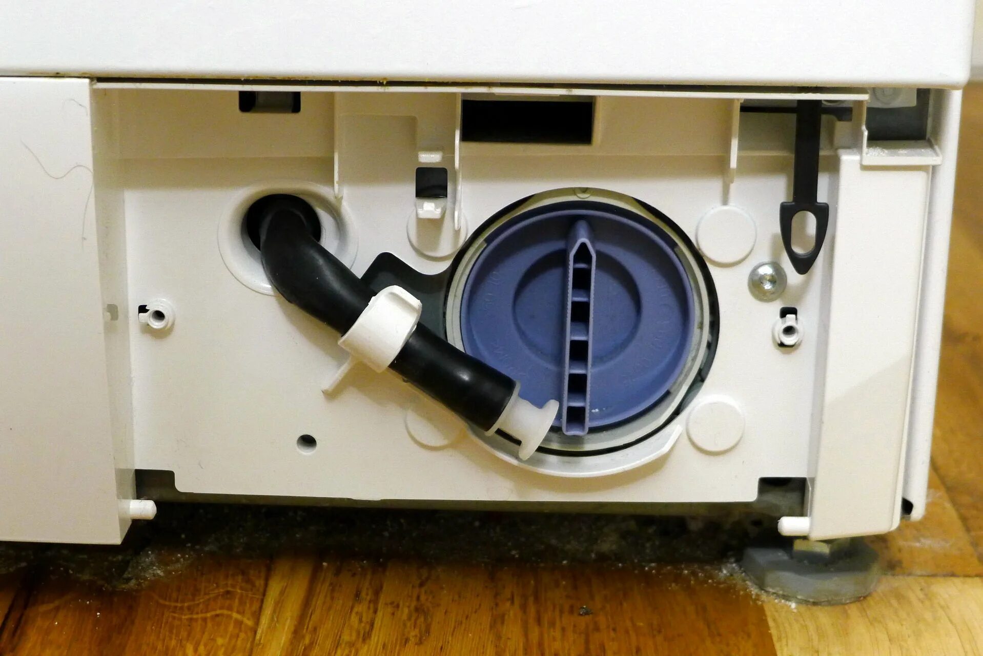 Почему стиральная машина течет снизу. Стиральная машина фильтр слива Bosch. Drain Pump of washing Machine. Фильтр для стиральной машины самсунг. Стиральная машина LG WD 8008c фильтр слива воды-.