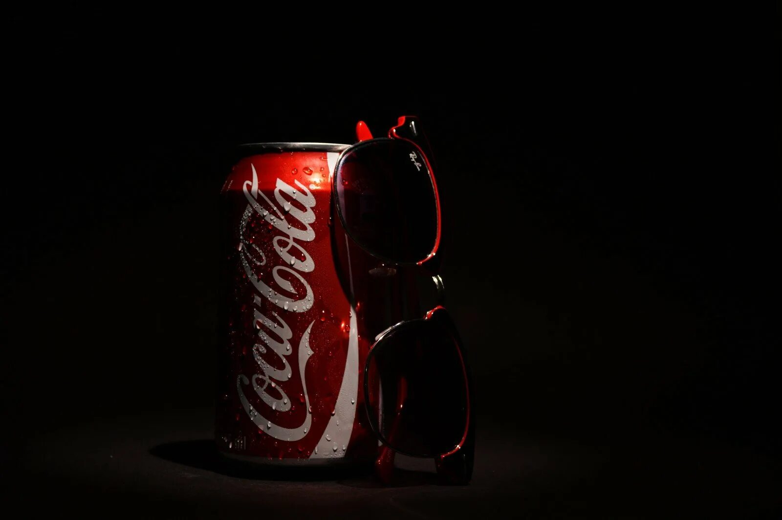Обои coca cola. Кока кола. Кока кола банка. Обои Кока кола. Кока кола арт.