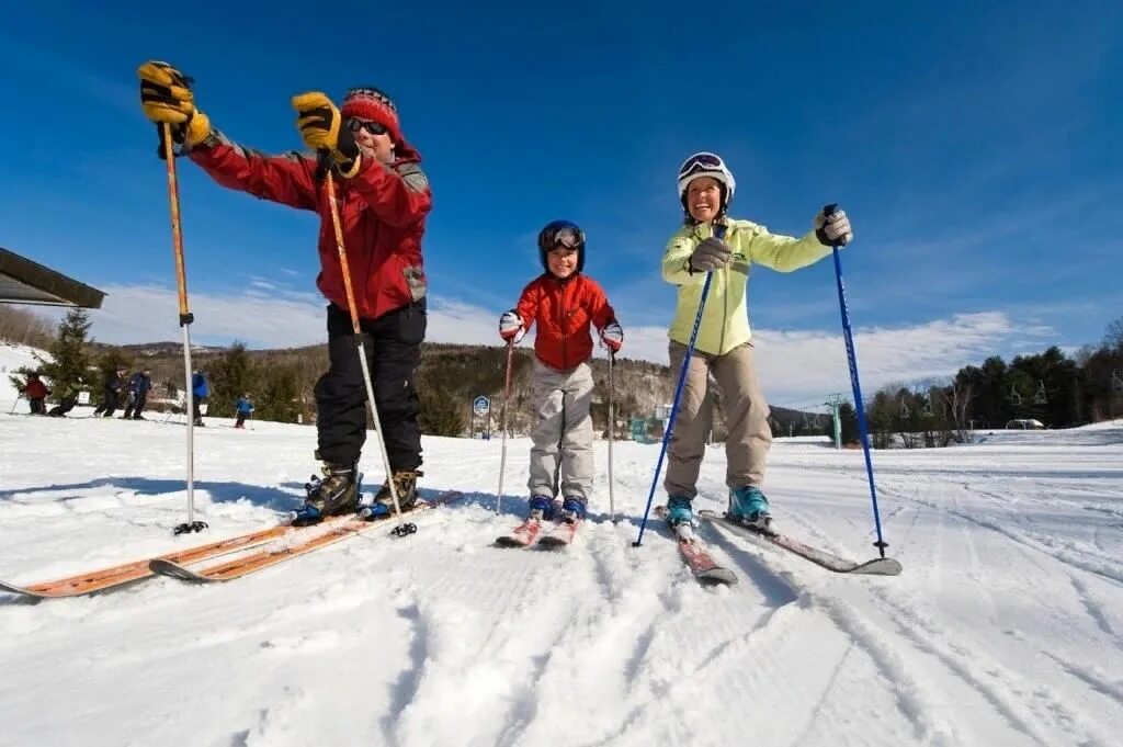 Кататься на лыжах. Покататься на лыжах. Прогулка на лыжах. Семья катается на лыжах. Семья лыжников