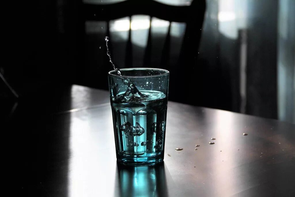 стакан воды. атмосферный стакан. кофе в одноразовом стакане. стаканчик кофе. красивые стаканы для воды.