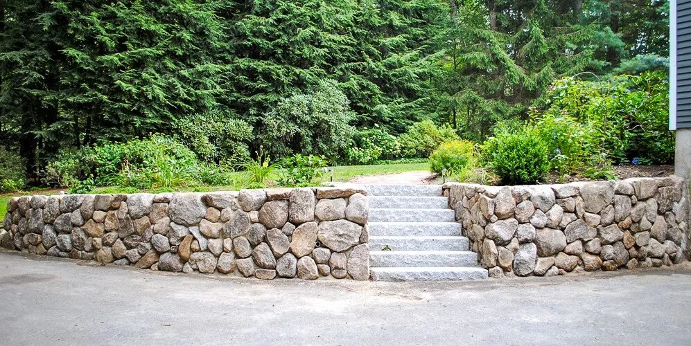 Fieldstone. Stone Wall natural. Steps from natural Stones. Natural step