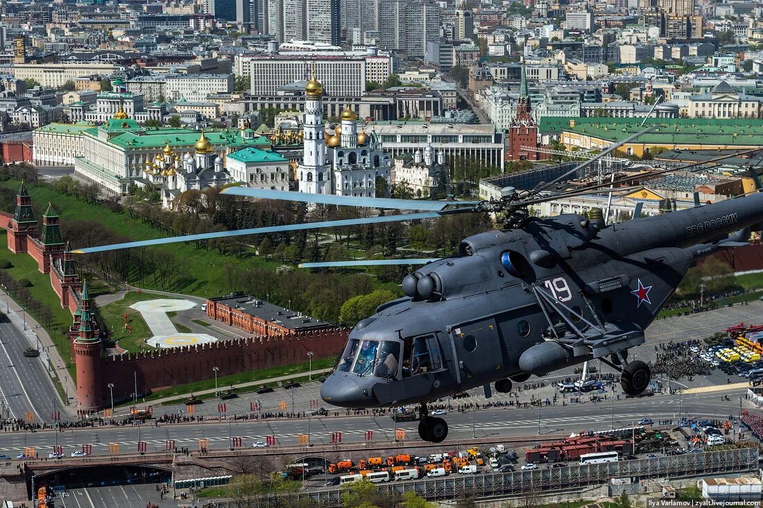 Вертолет ми-8 ФСО. Кремль с вертолета. Военные вертолеты над Москвой. Москва с вертолета.