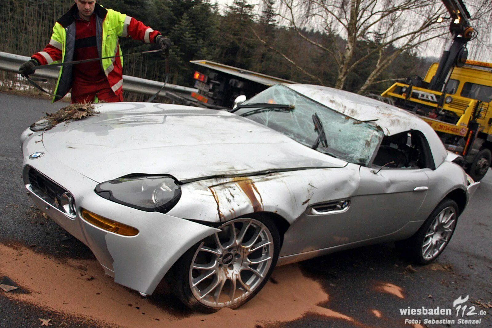 Z4 BMW crash. BMW z8 James Bond.