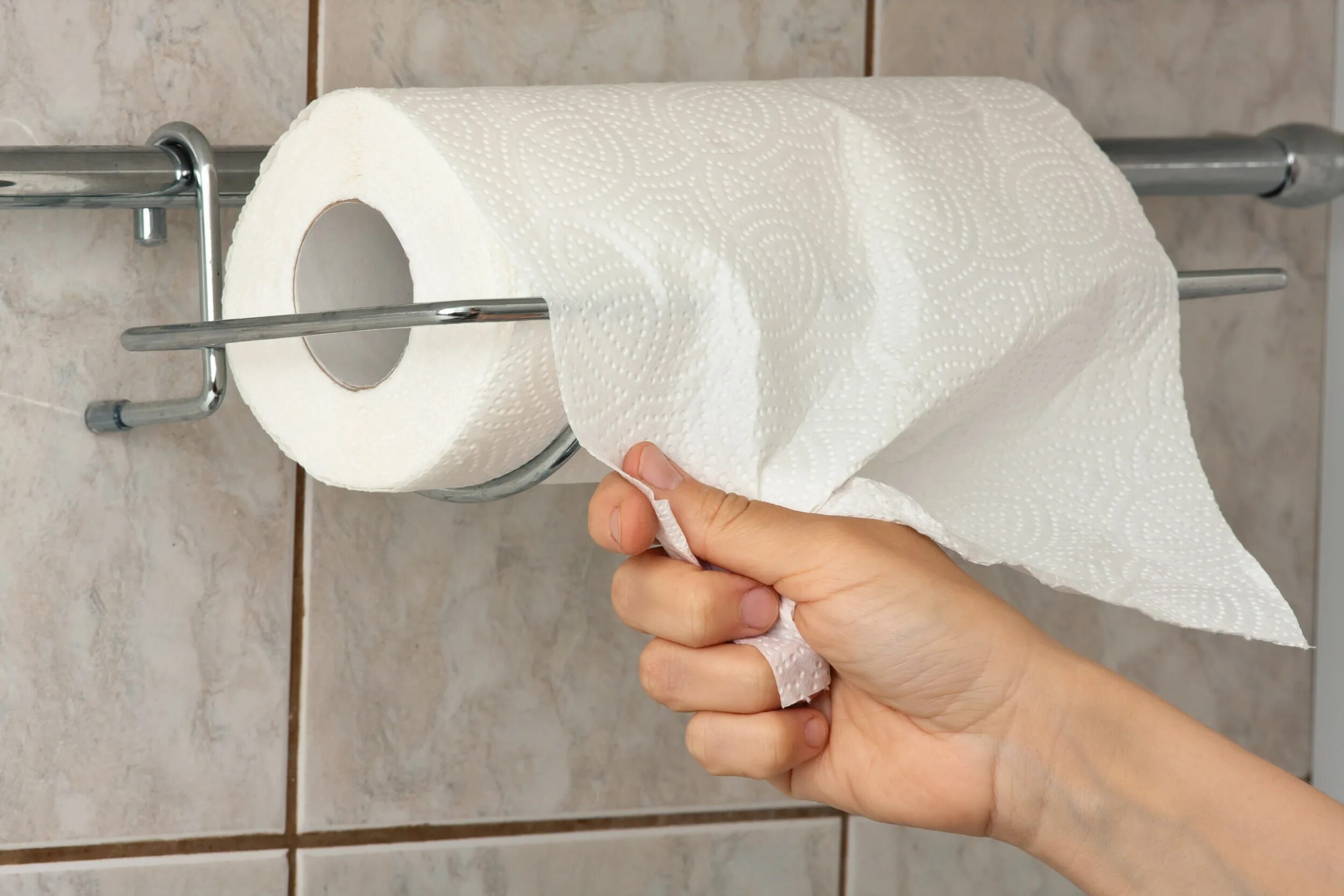 Использованные бумажные полотенца. Бумажные полотенца в ванной. Paper Towel бумажные полотенца. Бумажные полотенца в санузлах. Бумажные полотенца для рук в туалет.