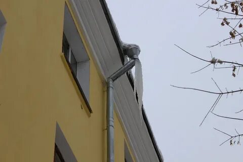 С крыш падает капель