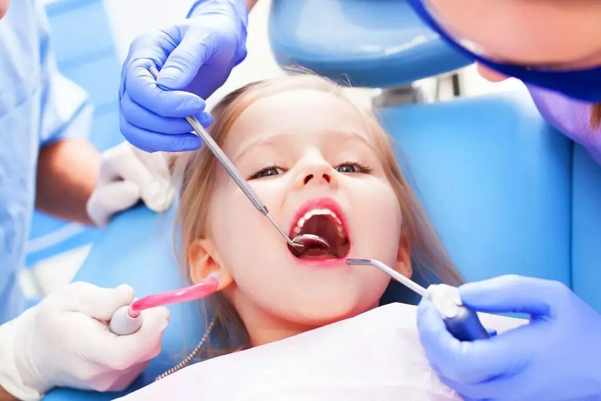 Удалять зуб ребенку 5 лет. Ребенок у стоматолога. Стоматология дети. Ребенок на приеме у стоматолога. Детский зубной.