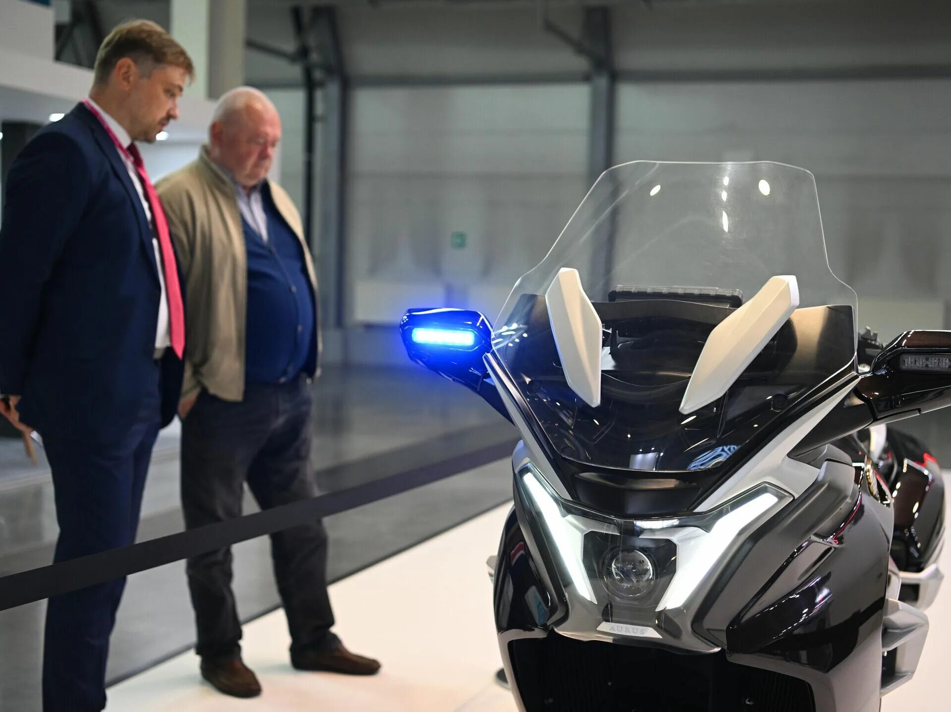 Электромотоциклы кортежа президента. Электромотоцикл аурус фото. Электромотоцикл aurus merlon. Российский электромотоцикл аурус. Aurus merlon мотоцикл.
