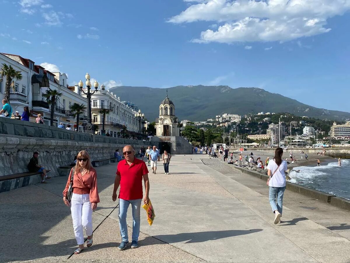 Где в крыму меньше всего отдыхающих. Ялта летом. Туристы в крыму. Шоссе туристов в ялте. Набережная ялты 2020.