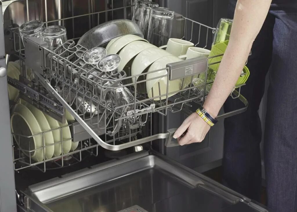 Загрузка посудомоечной машины Bosch. Посудомоечная машина Dishwasher Drawers. Загрузка посуды в посудомоечную машину. Посуда в посудомойке. Посудомойка останавливается
