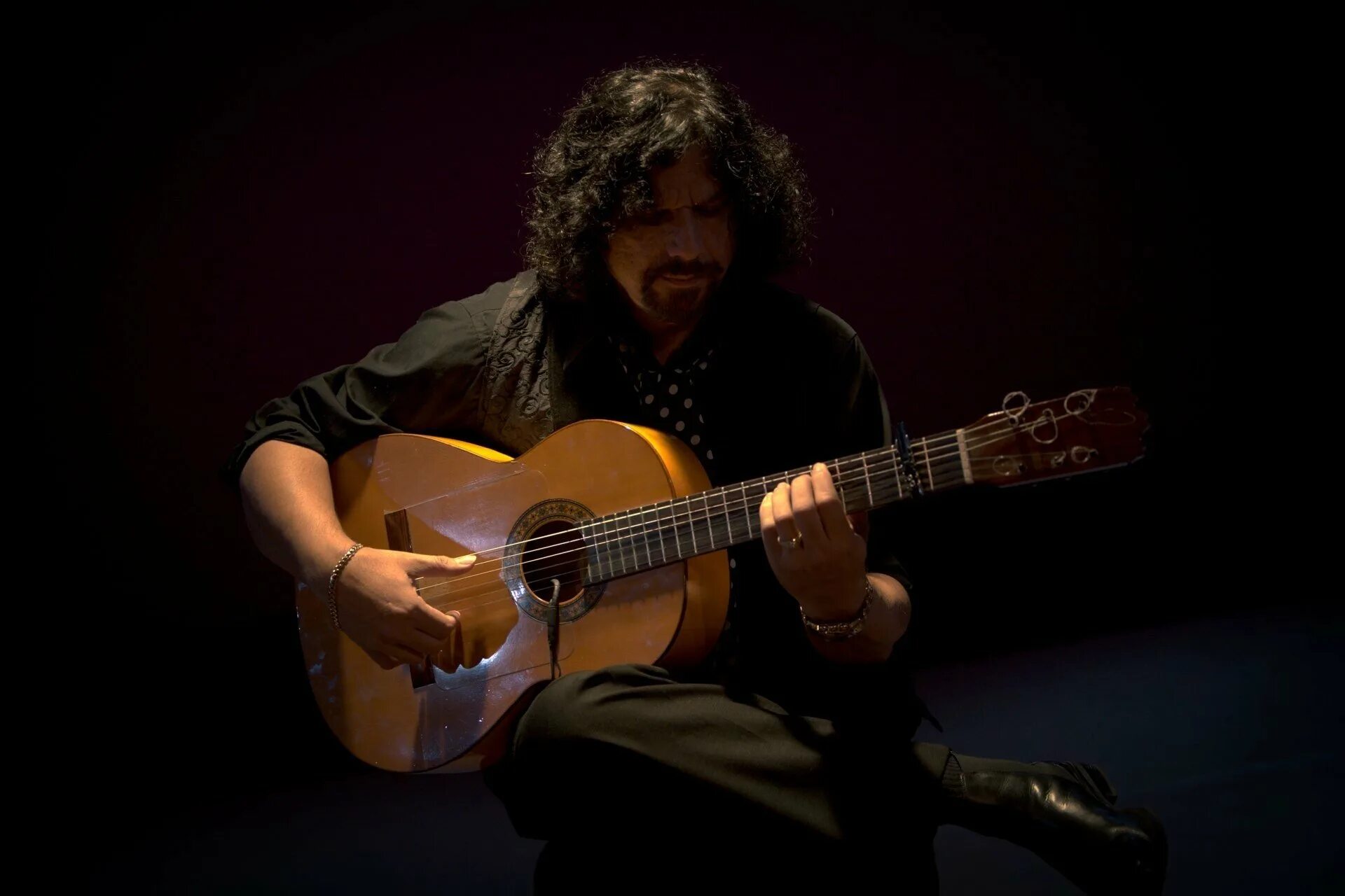Фламенко Испания гитарист. Испанец фламенко гитара. Аргентинский гитарист виртуоз.