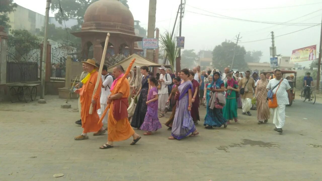 парикрама бхакти чайтанья. парикрама. вриндаван говардхан. парикрама. парикрама говардхан.