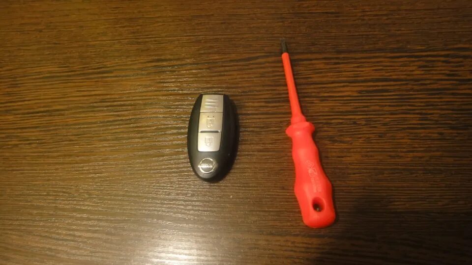 Батарейка в ключ ниссан тиида 2008. Nissan nissan батарейка в ключе. Поменять батарейку ниссан тиида. Батарейка от ниссан тиида ключ. Ниссан тиида батарейка в ключе.