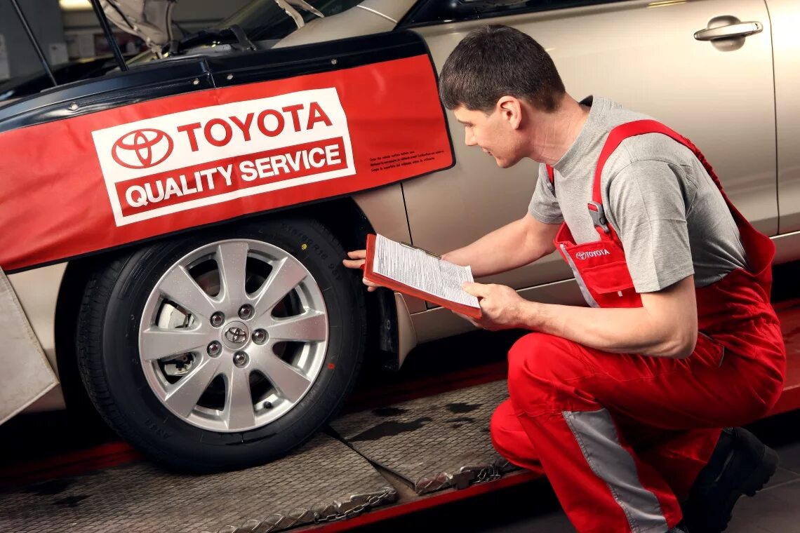 Toyota автомобиль ремонт. Toyota сервис. Сервисное обслуживание автомобилей. Техобслуживание Тойота. Осмотр автомобиля.
