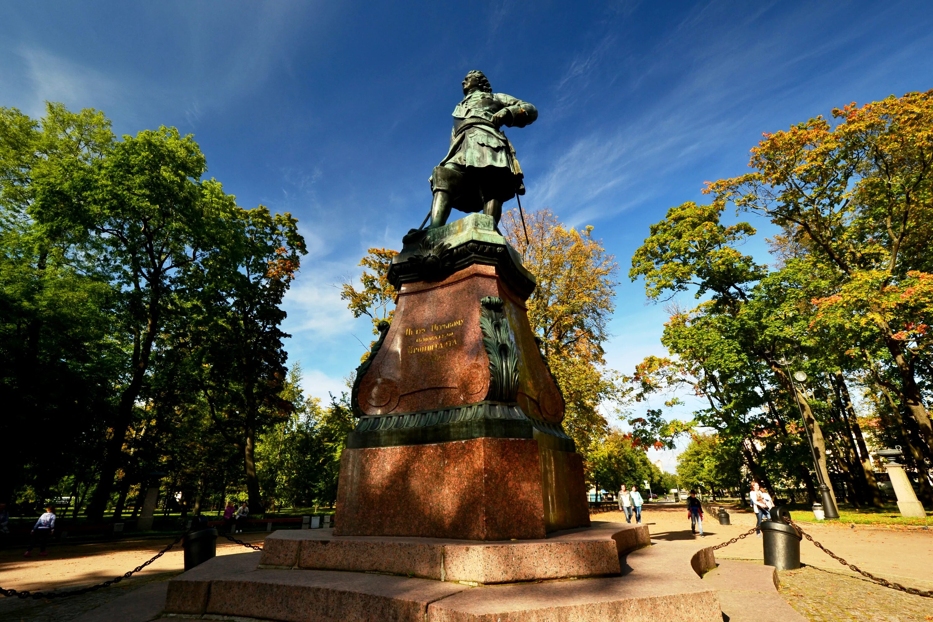 Памятники петру 1 в мире. Памятник Петру 1 в Кронштадте. Кронштадт памятник Петру 1 Кронштадт. Кронштадт памятник Петру 1 в Петровском парке.