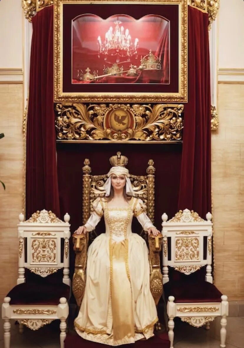 Королевская трон для королевы. Царица на троне. Королева на троне. Принцесса сидит на троне.