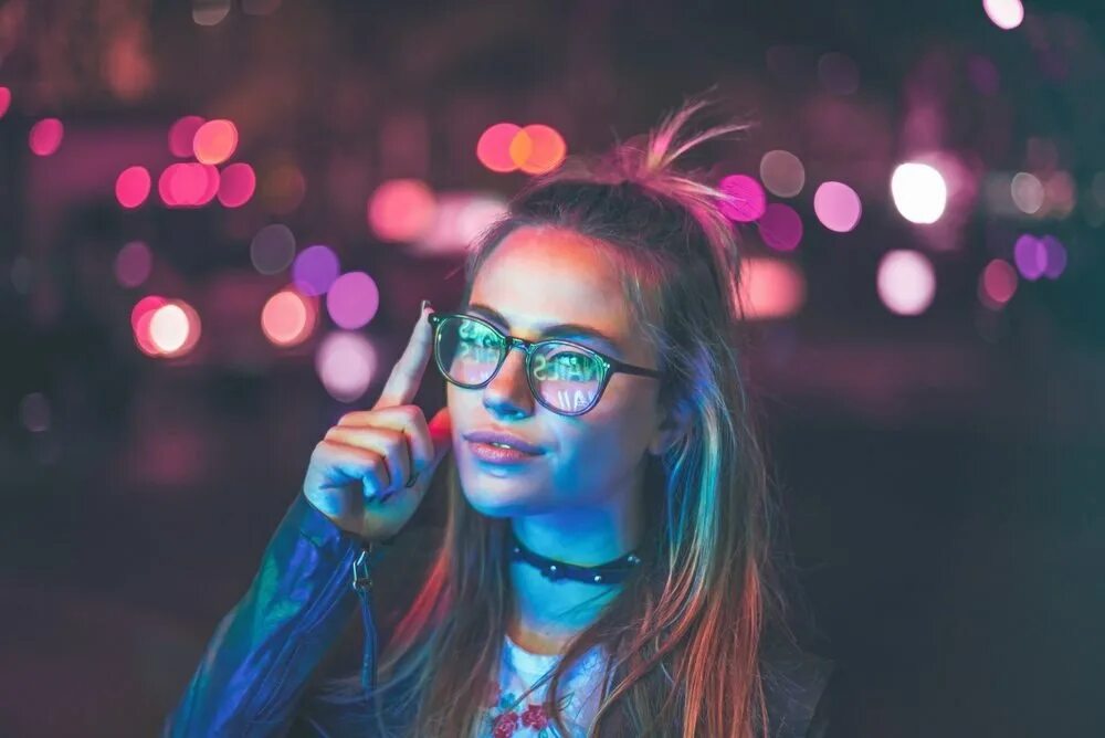 девушка в неоне. неоновая девочка. неоновых огней песня. портрет в неоновом стиле. девушка в неоне.