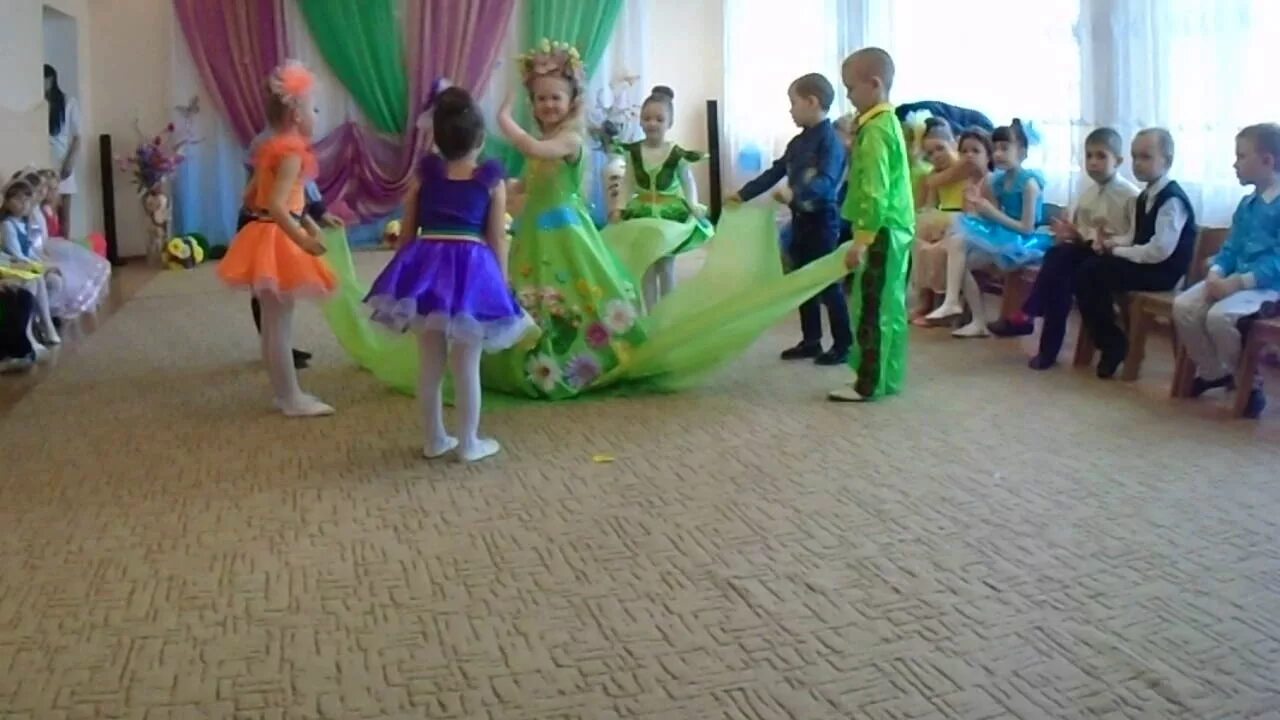 Весна на утреннике в детском саду. Танец букет весенних песен. Вальс цветов танец в детском саду. Танец весна в детском саду видео. Танец ручейков в детском саду видео.
