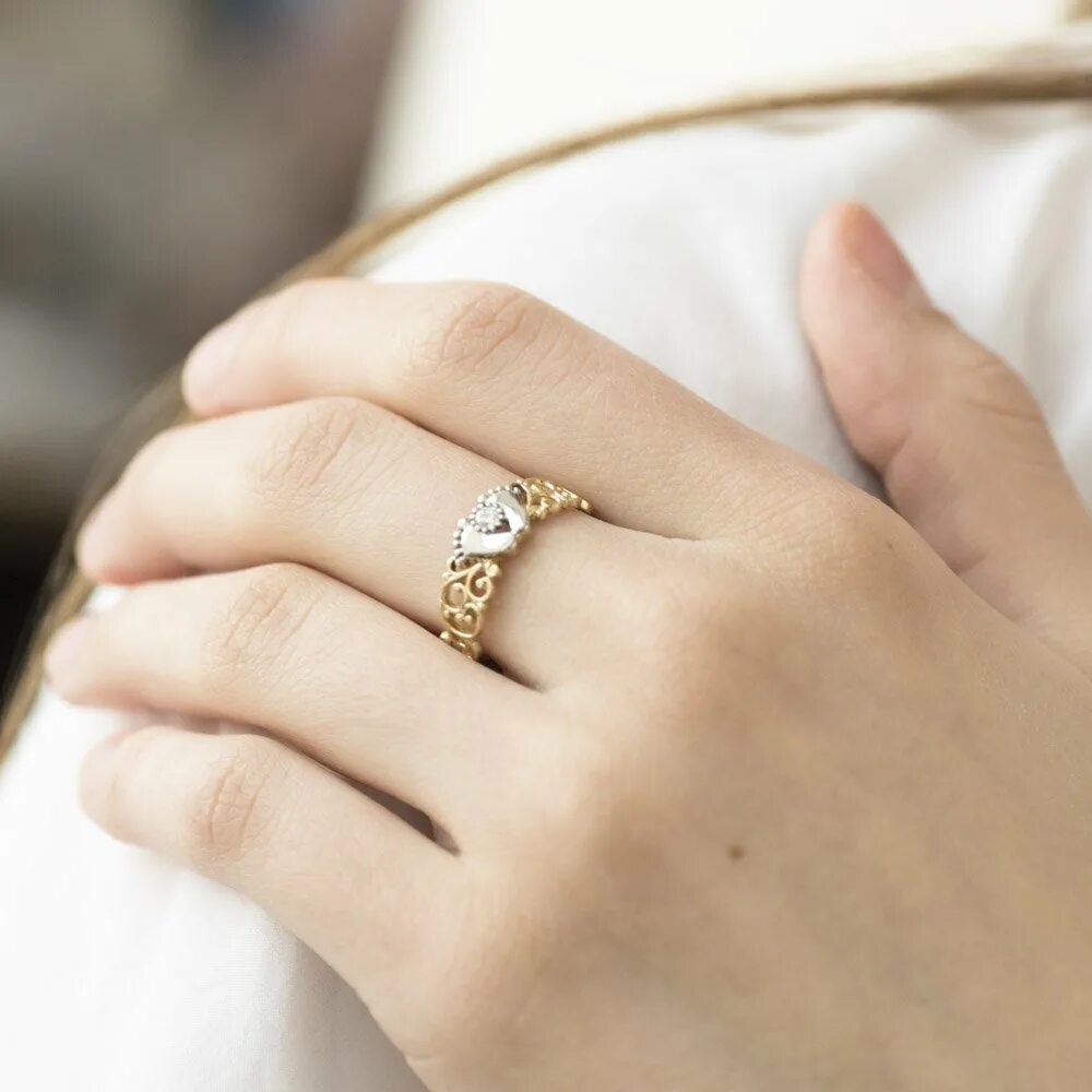 Кольцо пяточка младенца 585 золото. Кольца с пяточками младенца золото. Кольцо со стопами. Эстет 01с1213725. Кольцо ножка младенца золото.