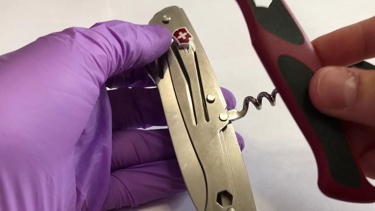 Как снять накладки с ножа victorinox Замена накладок на ноже Mechanic Victorinox YouTube