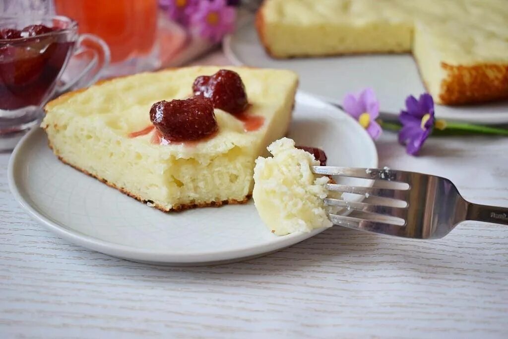 Творожная запеканка Лакомка. Фантастически вкусная творожная запеканка. Запеканка с джемом. Творожно манная запеканка. Творожная запеканка как садике пошаговый рецепт