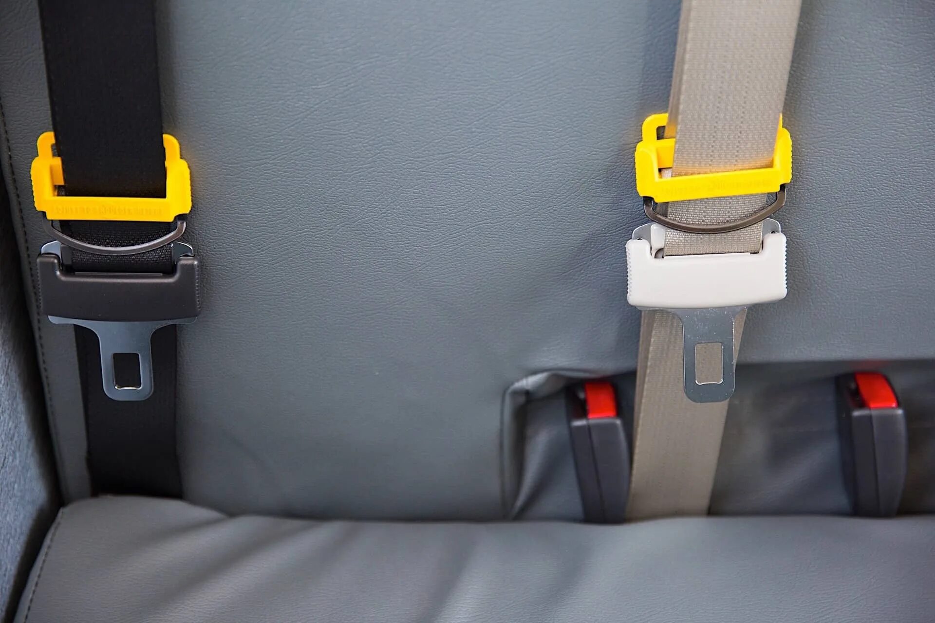 Новые ремни безопасности. Ремни безопасности системы Belt-in-Seat (bis). Zafira b Seat Belt. Ремни безопасности в автобусе. Шеститочечные ремни безопасности.