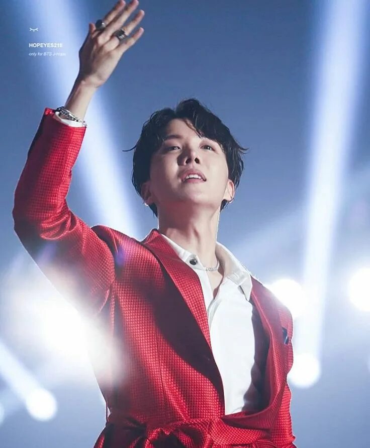 Джей хоуп в красном костюме. Hoseok just dance. J-hope танцует. Джей хоуп в красном костюме. Джей хоуп в красном костюме.