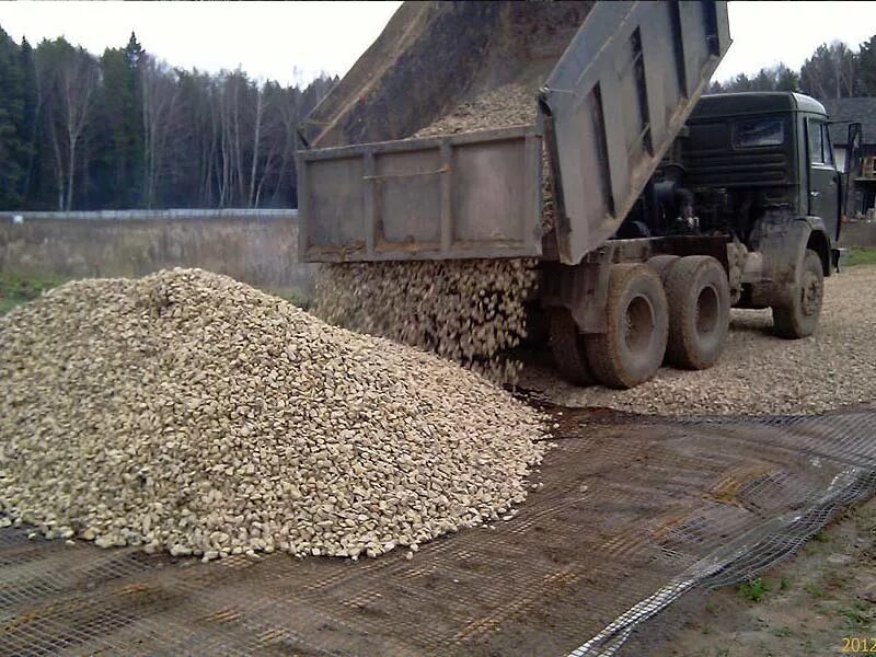 5 тонн щебня 5 20 сколько. 5 Куб КАМАЗ щебенка. 20 Тонн щебня. Щебень гравийный 5-20 куча. Щебень 5-20 КАМАЗ.