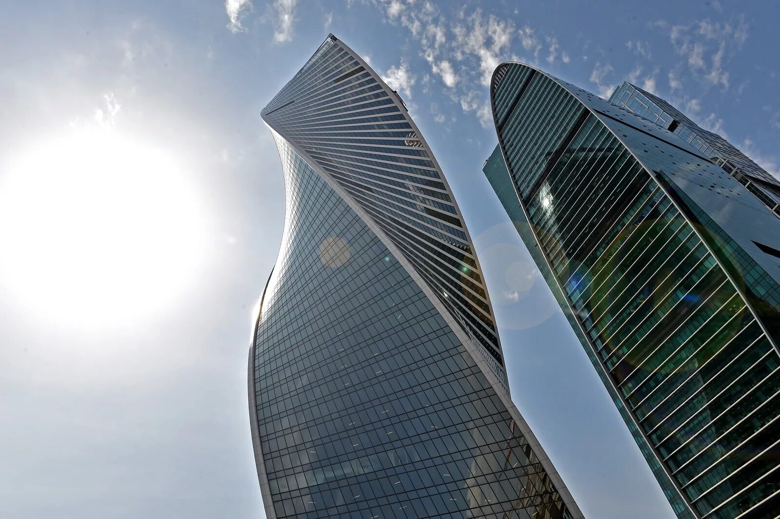 Ракурс сити. Москоу сити ракурс бедный дом. Ракурс сити. Москва сити ракурс. Небоскребы вид снизу.