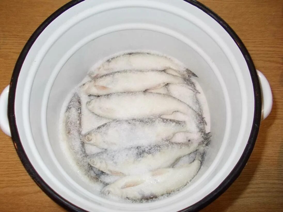 Сколько солится рыба в домашних условиях. Сухой посол рыбы. Засолка рыбы. Вымачивание соленой рыбы. Сухой посол рыбы в домашних условиях.