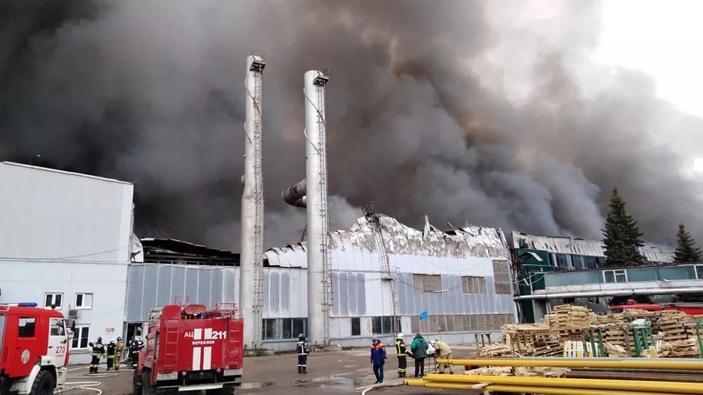 Пожар на алюминиевом заводе в Дмитрове. Пожар на ДОЗАКЛ В Дмитрове. Пожар на заводе ДОЗАКЛ В Дмитрове. Алюминиевый завод в Дмитрове. Дмитровск пожар