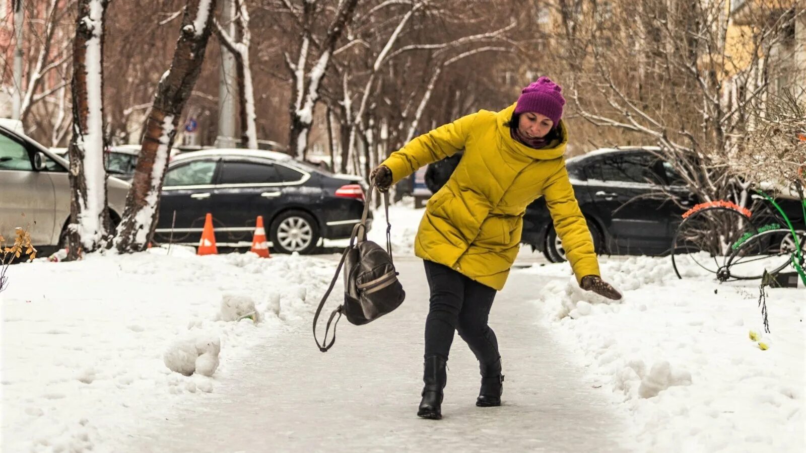 Гололед. Скользко на улице. Гололед в городе. Зима гололед. Анюта и лизонька медленно шли по скользкой