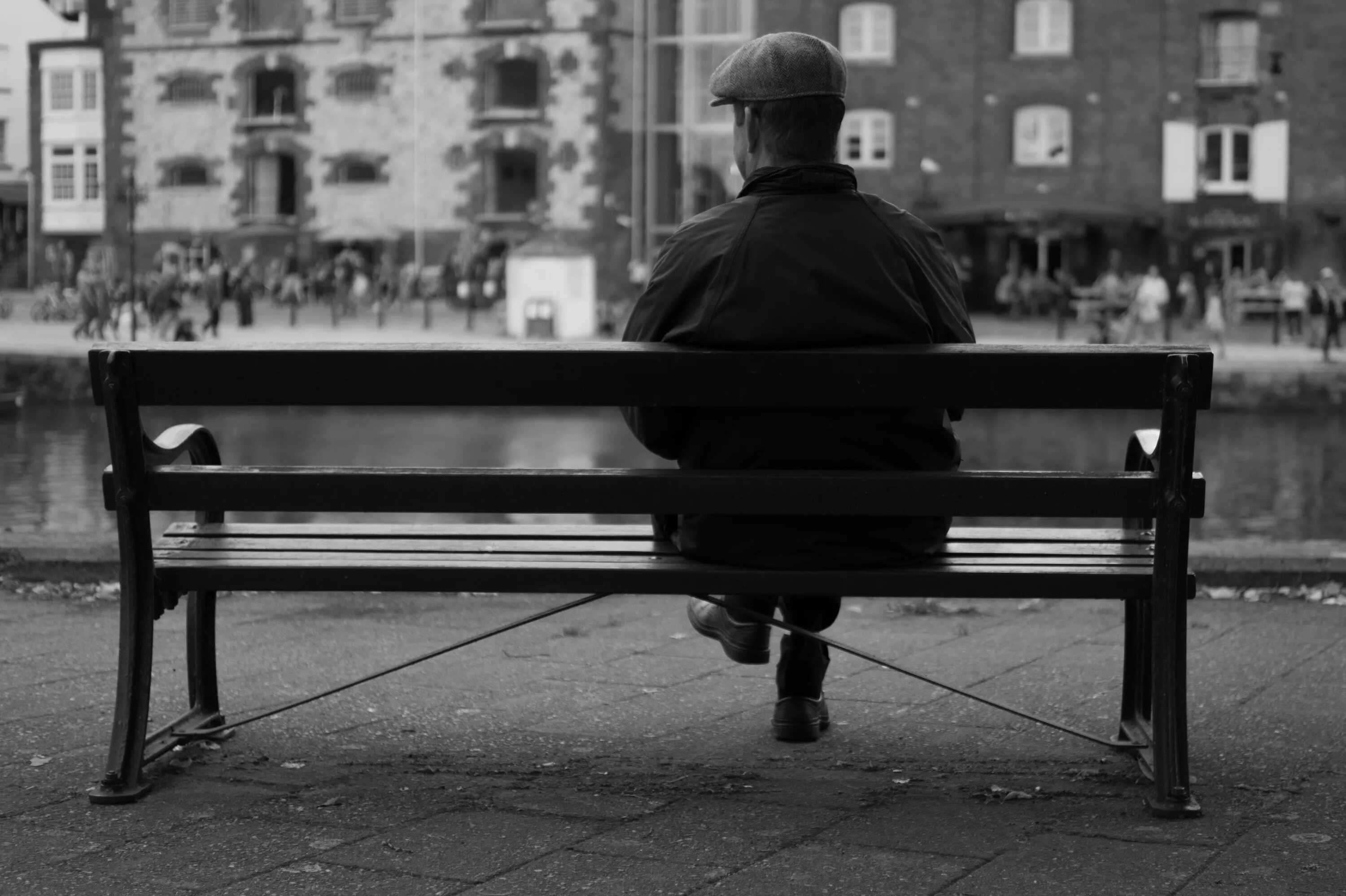 И стоял народ и смотрел. Парень на скамейке. Одинокий человек. Одиночество в городе. Парень на лавочке.