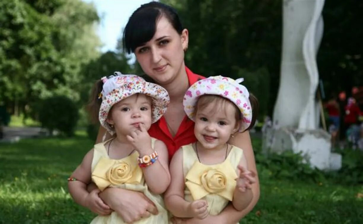 Мама с близнецами. Мама с двойняшками фотосессия. Mother of twins. Быть мамой двойняшек это. Мама с двумя детьми.