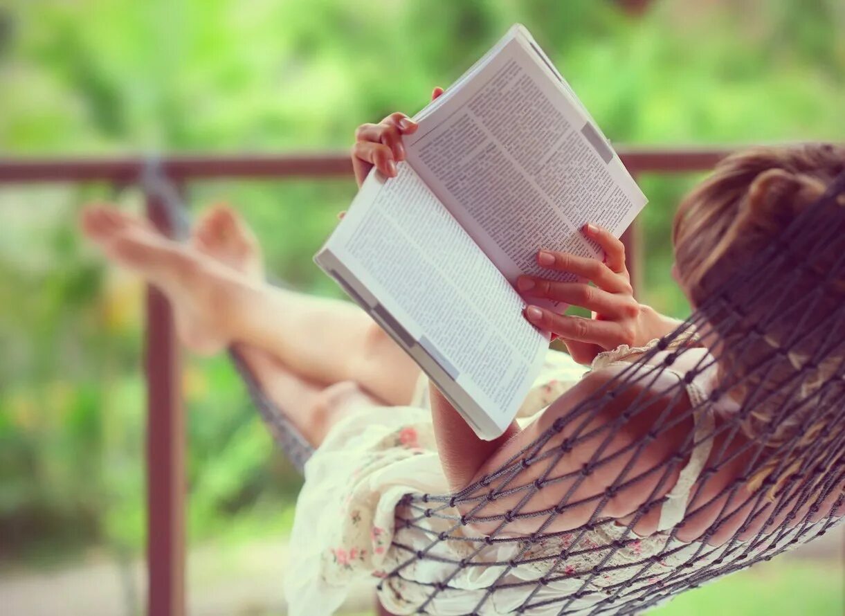 Догонит читать книгу. Девушка с книгой. Лето с книгой. Книга человек.