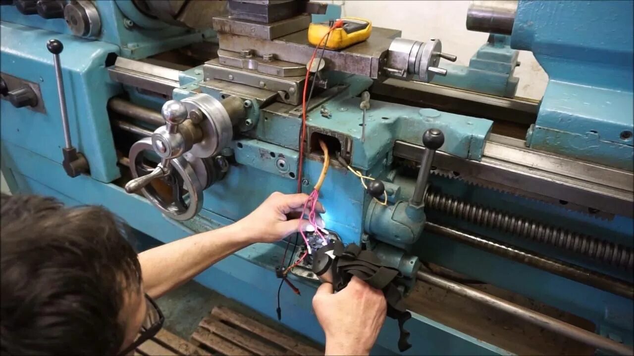 Пуско-наладка оборудования. Закрепление заготовки на токарном станке. Токарный станок 16к20. Техническое обслуживание станка. Профессия токарь.