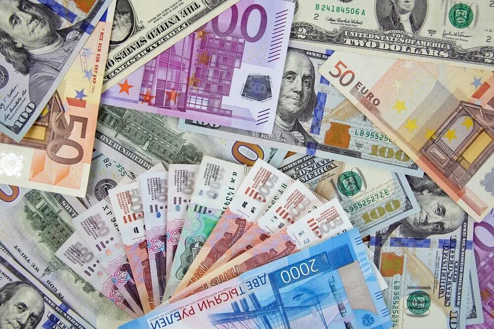 Тысяча евро в долларах. Доллар и евро. Евро валюта. Доллар евро рубль. Рубли доллары евро фото.