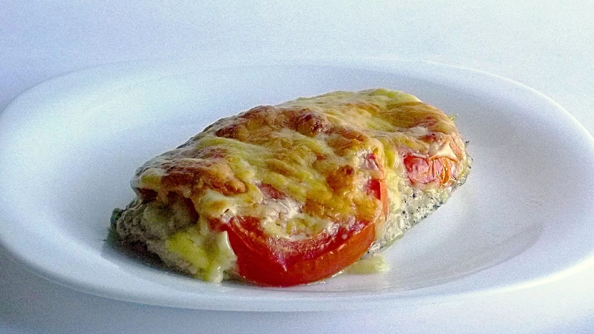 Отбивная из курицы с помидорами и сыром