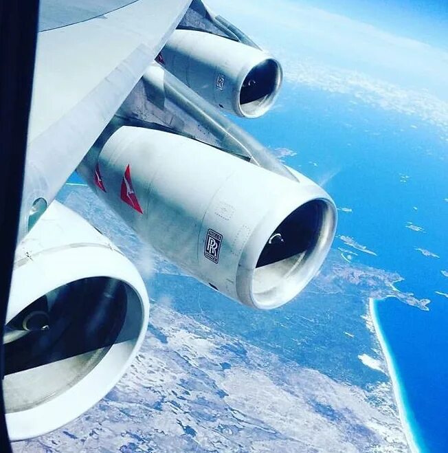 Боинг иллюминатор. Двигатель самолета боинг 747. боинг 747 крыло. боинг 747 с 5 двигателями. иллюминаторы боинг 747.