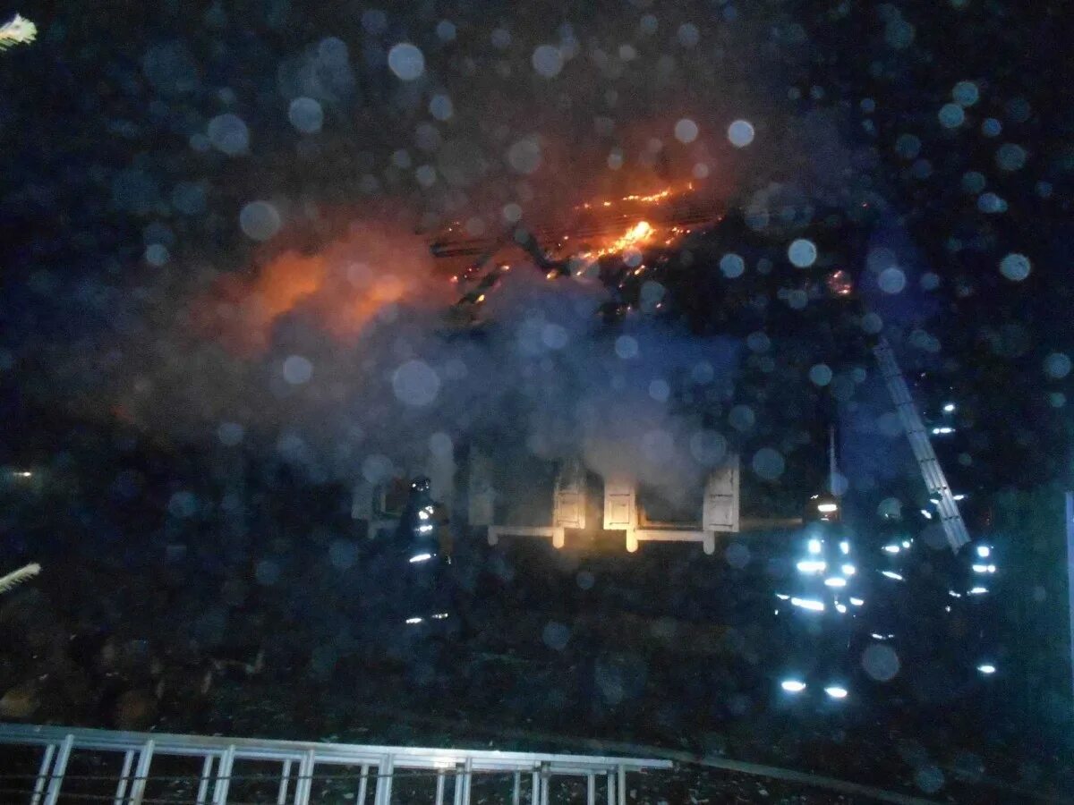 Бобруйск ночью. Пожар ночью фото. пожарные тушат пожар. 101 пожар.