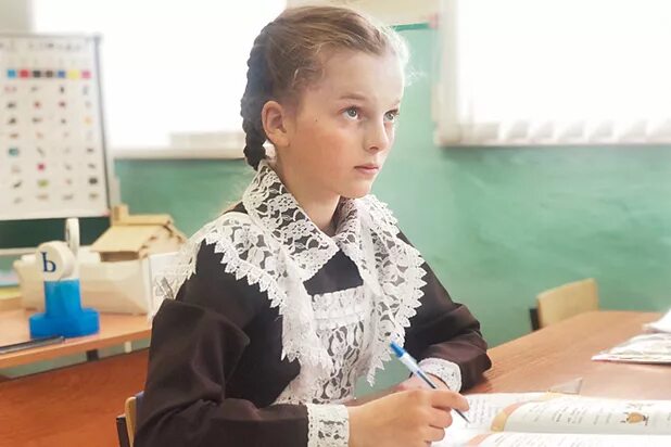 Ученица 1 класса общеобразовательной школы. Учительница 1 класса. ученица. учительница средней школы. маленькая школа.