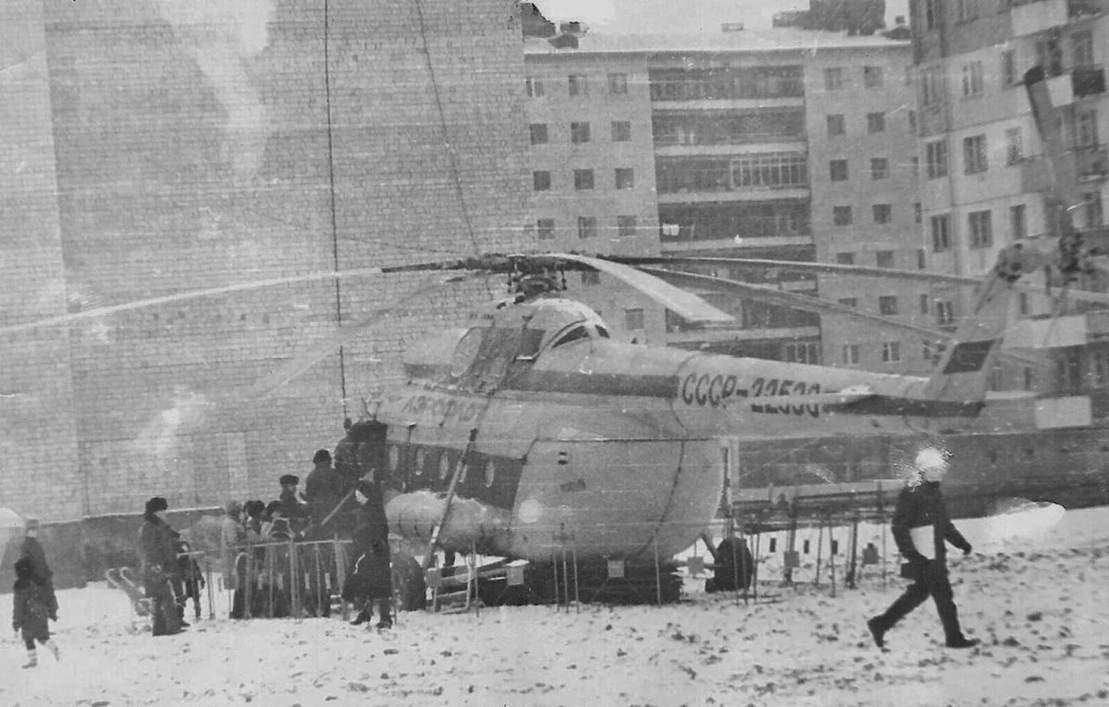 1990 списали. Ми-8 вертолёт СССР. Норильский аэропорт 1990 год. Норильск кинотеатр 60 лет октября. Кинотеатр в вертолете в Норильске.