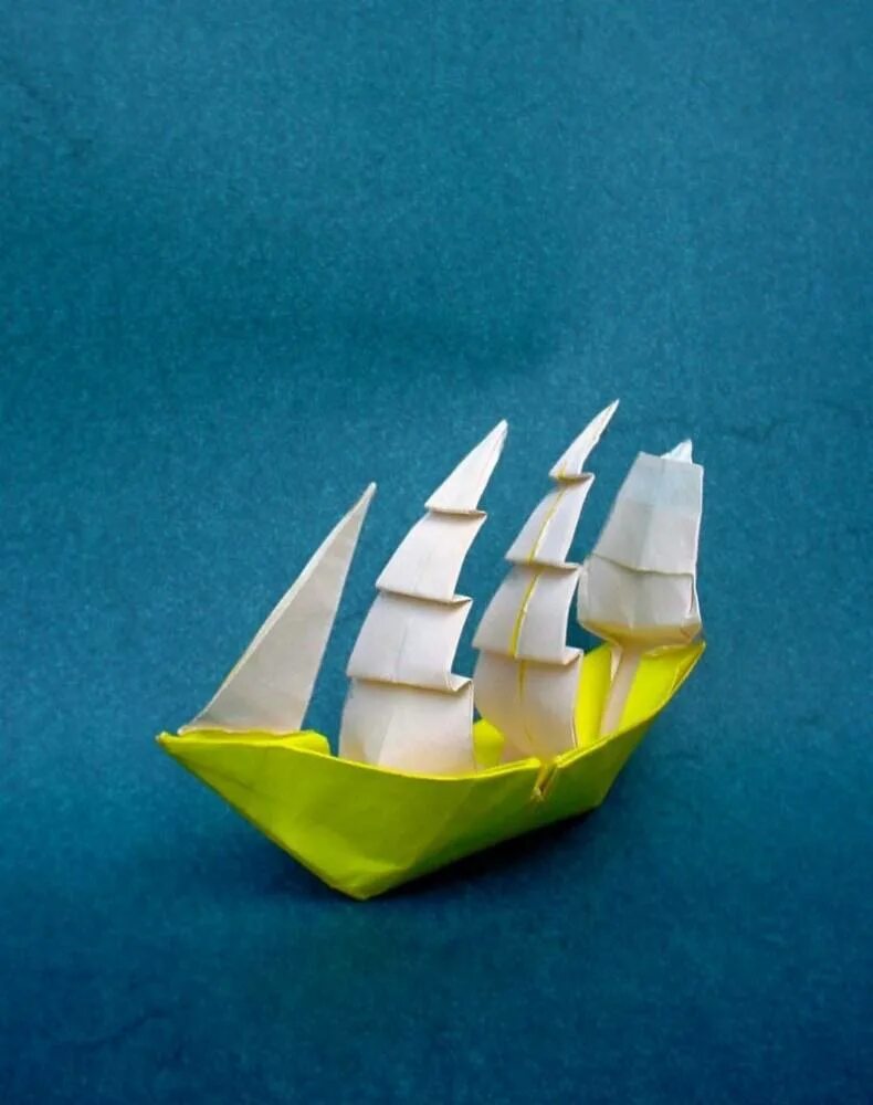 Кораблик из бумаги легко. Кораблики двухмачтовый из бумаги. Оригами двухпалубный кораблик. Поделка корабль. Парусник из бумаги.