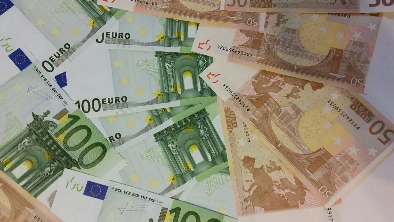 Евро сегодня в сумах. Евро падает картинки. 10 Тысяч евро. 18000 Евро в рублях. Доллар и евро на 22 02 2022.