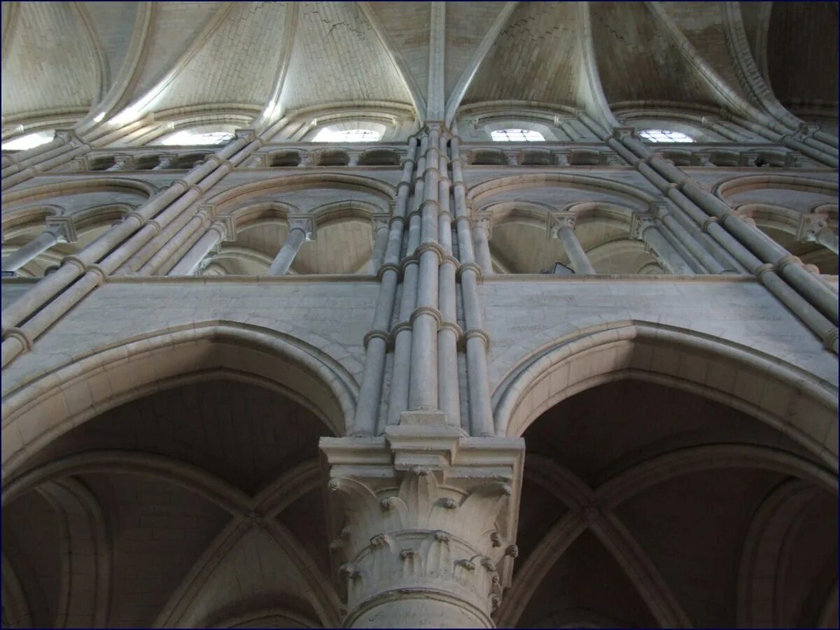 Хор в архитектуре. Interior of Laon Cathedral (notre Dame Cathedral at Laon). Двойной хор это архитектура. Gothic column. Ребро свода