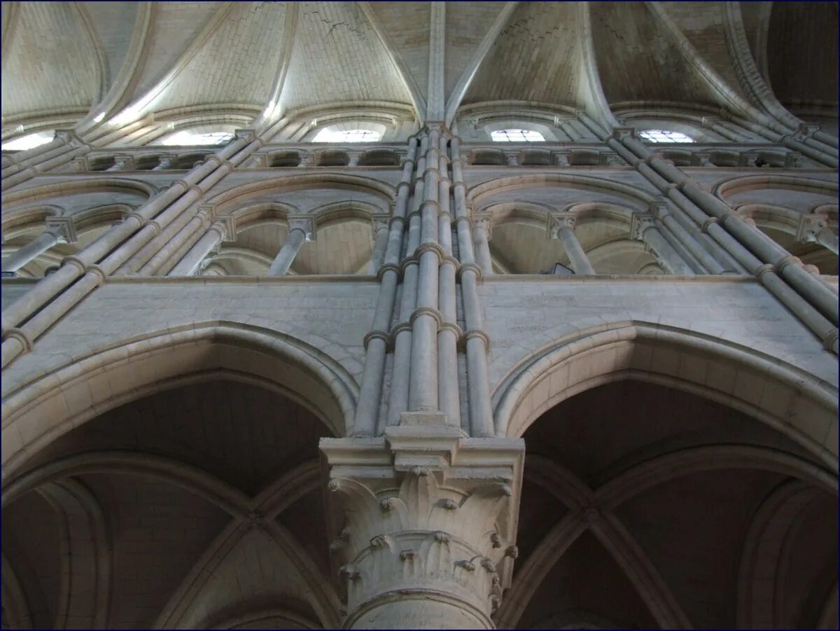 Хор в архитектуре. Interior of Laon Cathedral (notre Dame Cathedral at Laon). Двойной хор это архитектура. Gothic column.