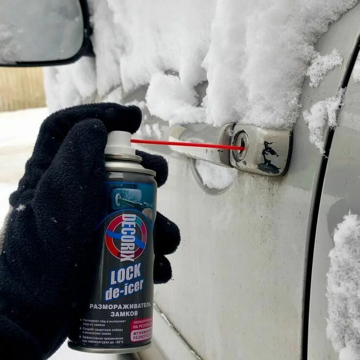 Разморозка замков автомобиля. Размораживание замков автомобиля. Размораживатели замков. Замерз замок на даче. Как отогреть замок зимой.