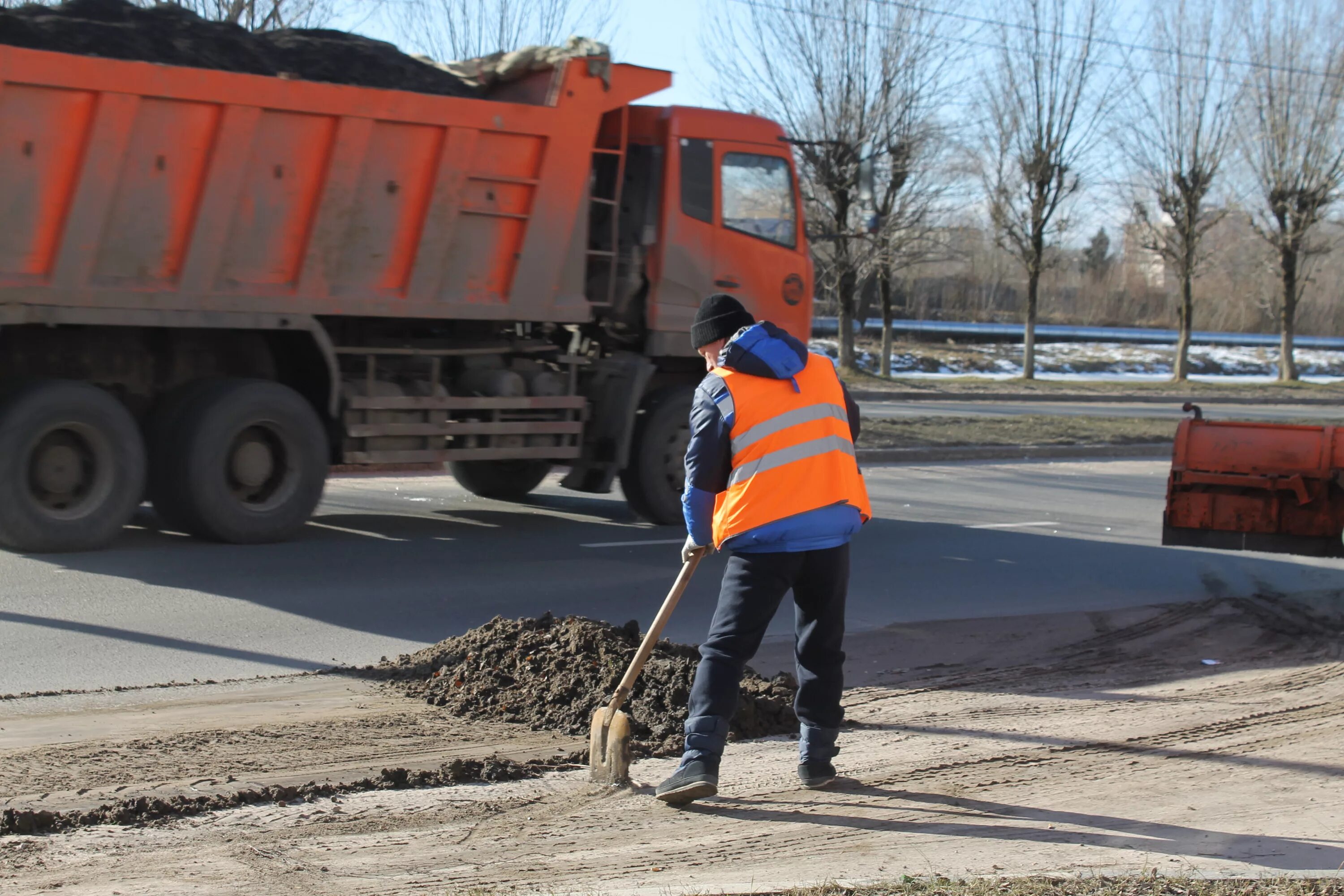 Уборка автомобильных дорог. Уборка улиц. Дорожная служба. Уборка автодорог летом.