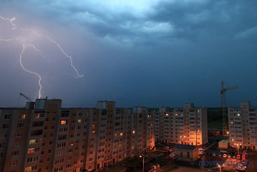 Прогноз в великом новгороде. Великий новгород гроза. гроза в великом новгороде. гроза в новгородской области. гроза в великий новгород фото.