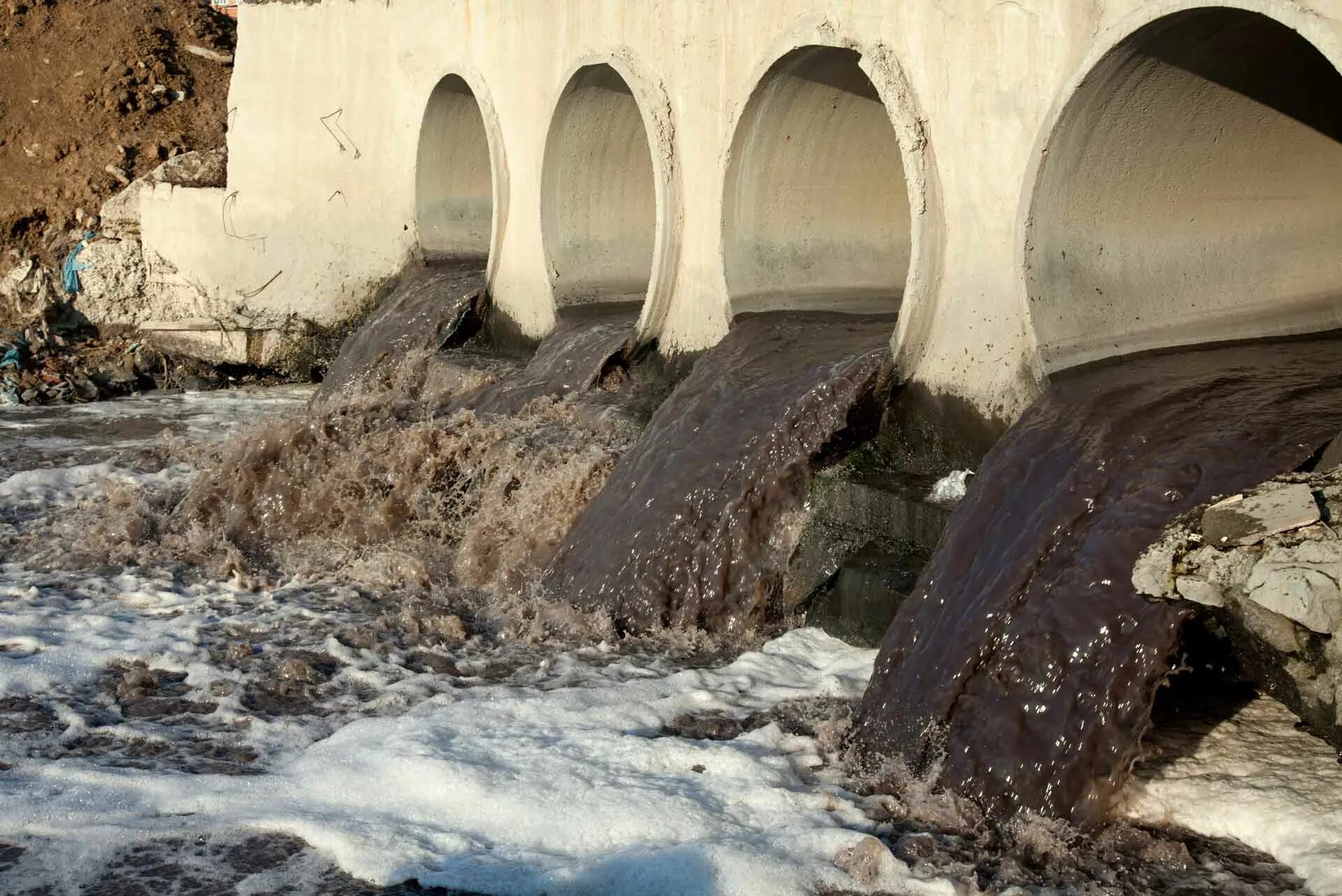 Сточные воды. Производственные сточные воды. Загрязнение воды. Сточные воды загрязнение воды. Стоки гор воды