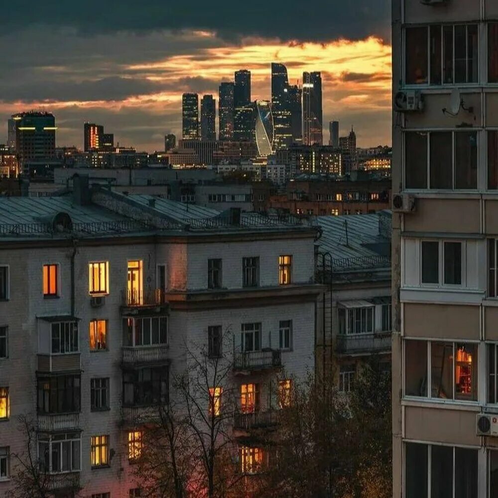 Многоэтажки рассвет. Панельное многоэтажное здание. Синий дом в одинцово. Эстетика многоэтажек россии. Среди многоэтажек.